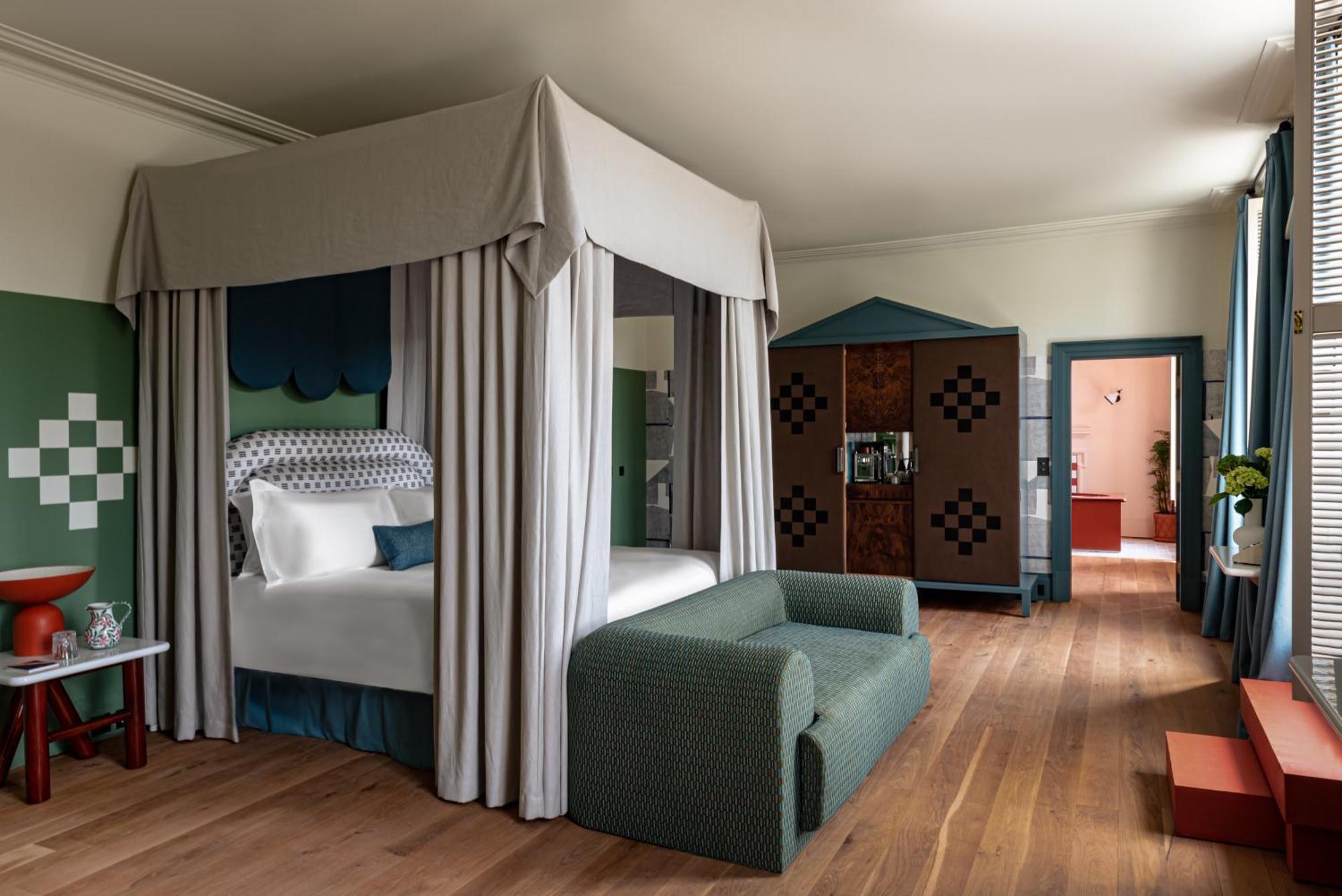 Cowley Manor Experimental 4* Elkstone